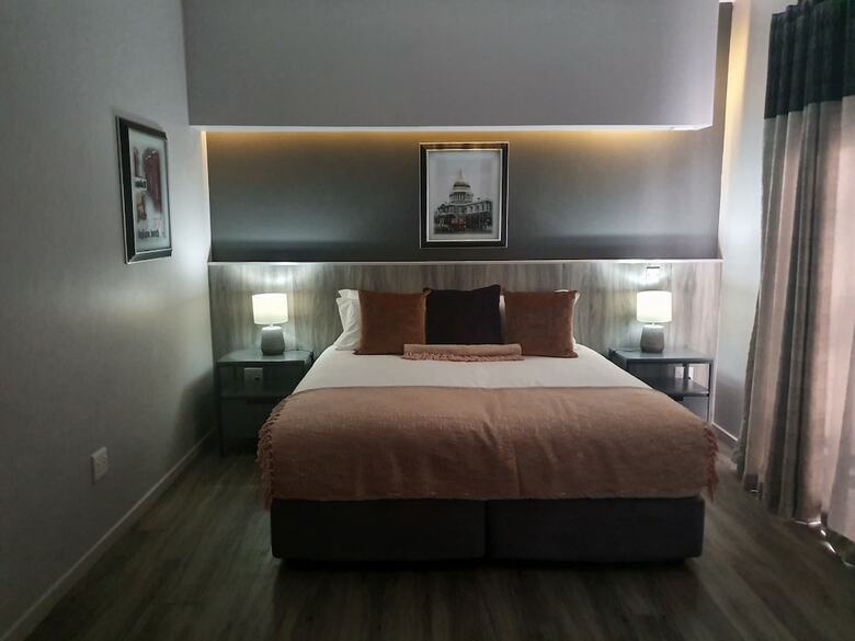 La Orchard Hotel