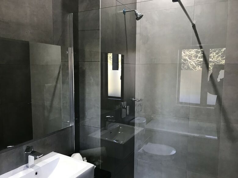 La Orchard Hotel