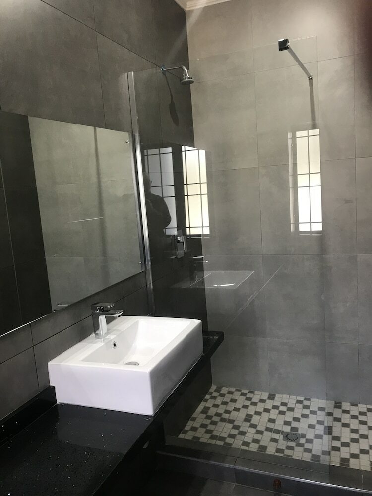 La Orchard Hotel
