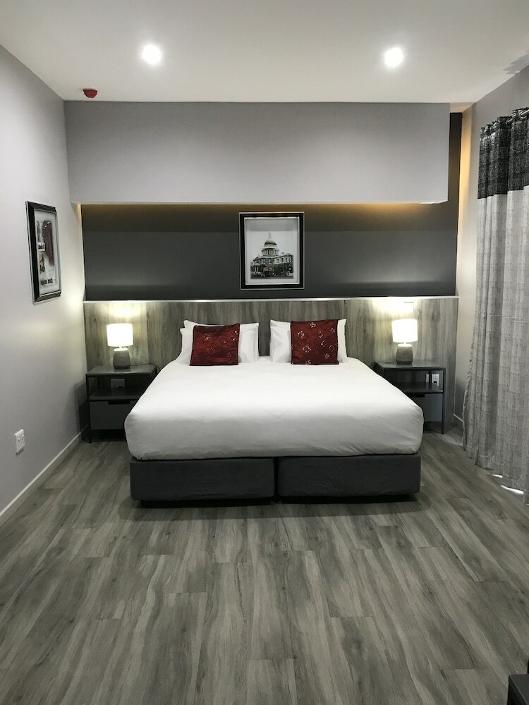 La Orchard Hotel