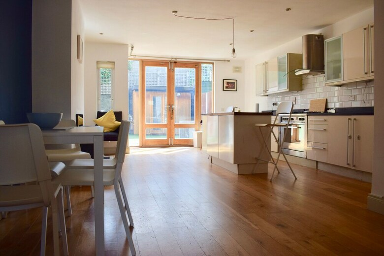 Spacious, Bright & Modern 3 Bedroom Family Home