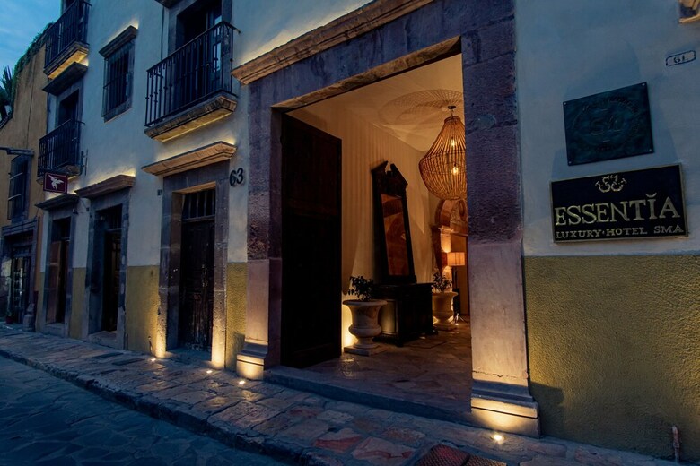The Essentia Hotel - Sma