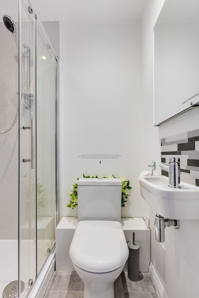 Super Central Hotel Style Ensuite Bedroom #9
