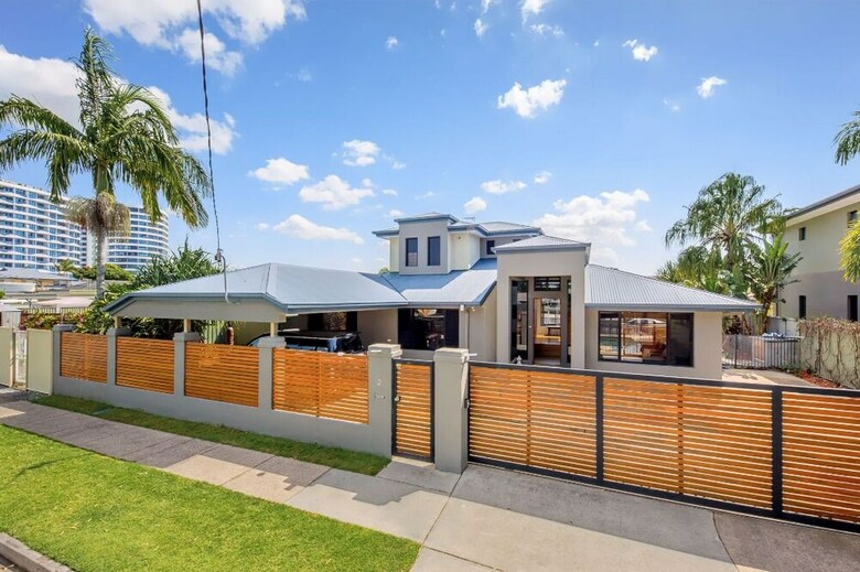 Gold Coast Stunning Waterfront Retreat By Hostrelax