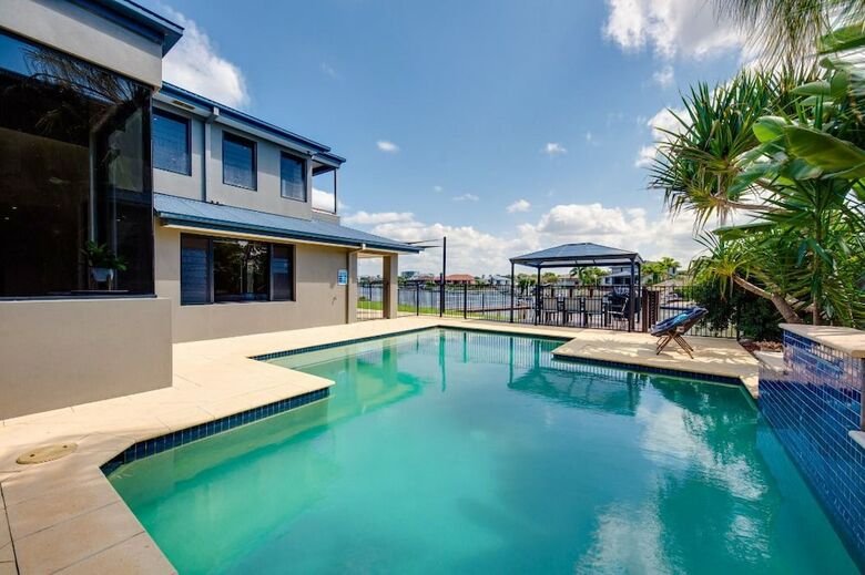 Gold Coast Stunning Waterfront Retreat By Hostrelax