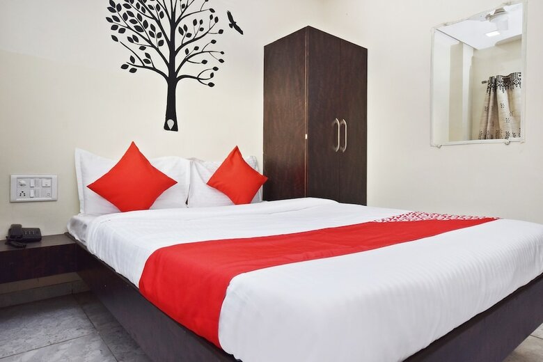Spot On 29030 Hotel Royal Front