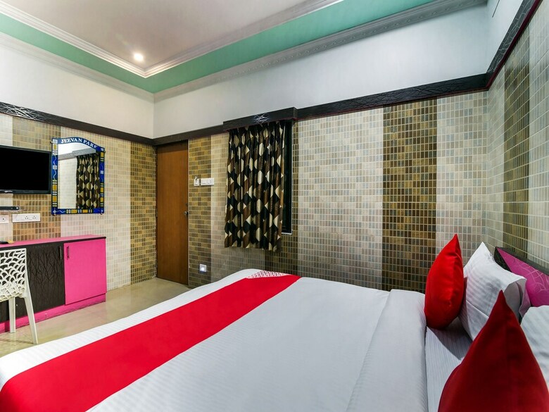 Oyo 30545 Hotel Jeevan Park