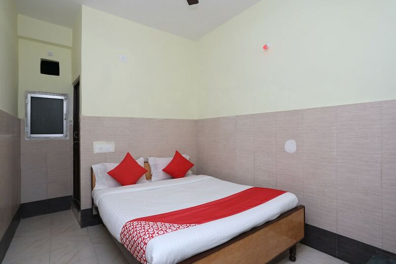 Oyo 28355 Hotel Raj Mahal