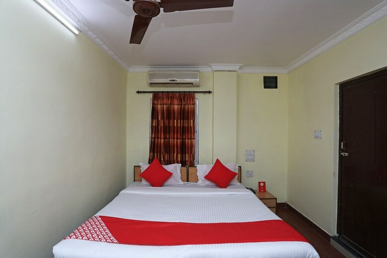 Oyo 28355 Hotel Raj Mahal