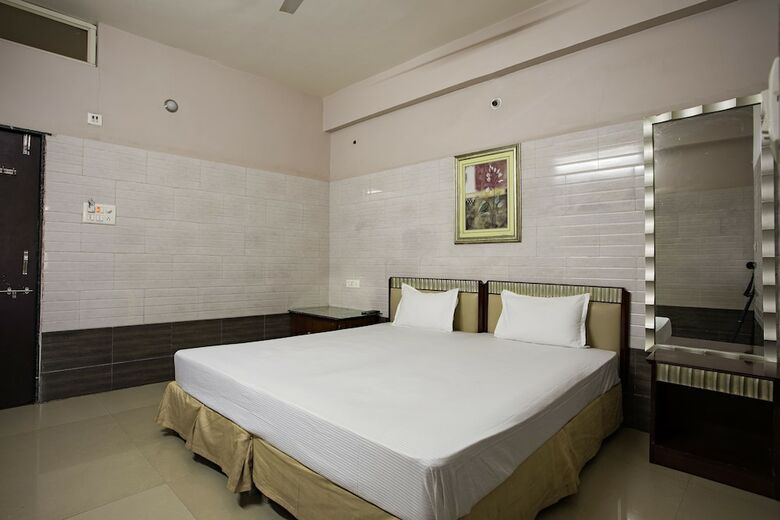 Spot On 23725 Jay Shanti Palace Hotel