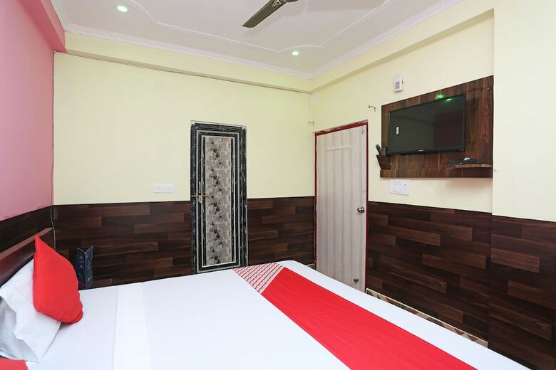 Hotel Oyo 28801 Radhika Guest House