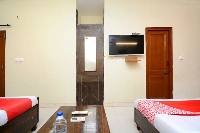 Oyo 4894 Hotel The Diamond Chandigarh