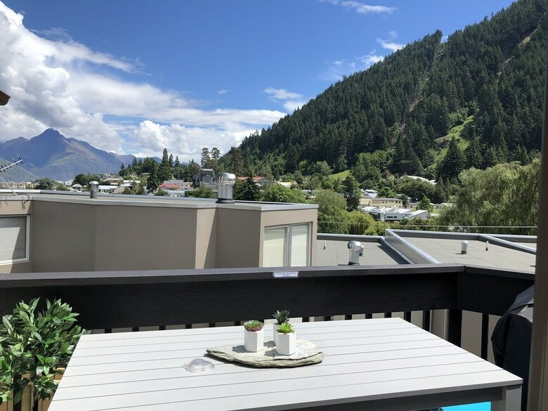 16 Guests. Unique, Central, Mountain & Lake Views