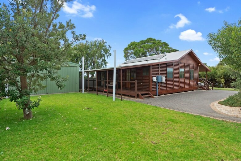 The Log Cabin - 47 Jetty Road