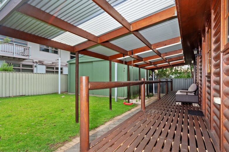 The Log Cabin - 47 Jetty Road