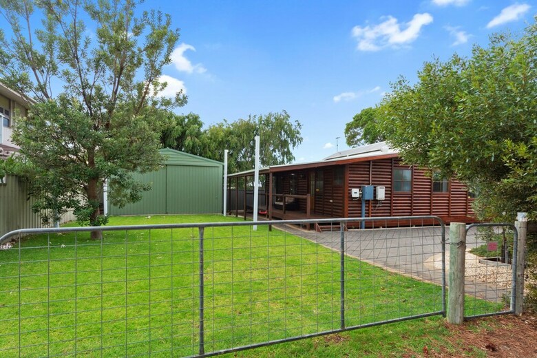 The Log Cabin - 47 Jetty Road