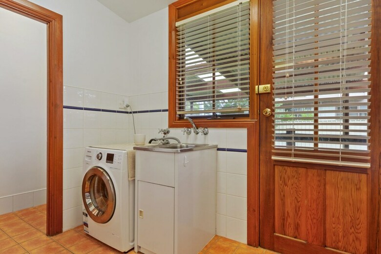 The Log Cabin - 47 Jetty Road