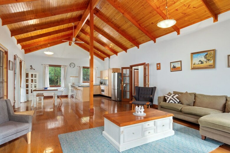 The Log Cabin - 47 Jetty Road