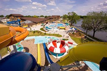 Hotel King's Pointe Waterpark Resort