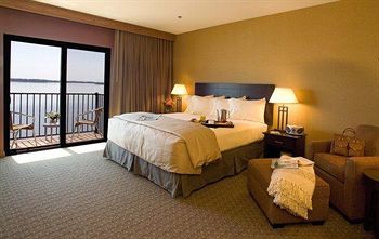 Hotel King's Pointe Waterpark Resort