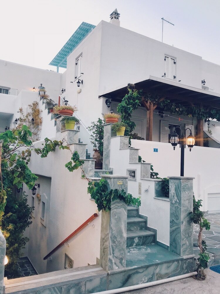 Kontaratos Studios & Apartments