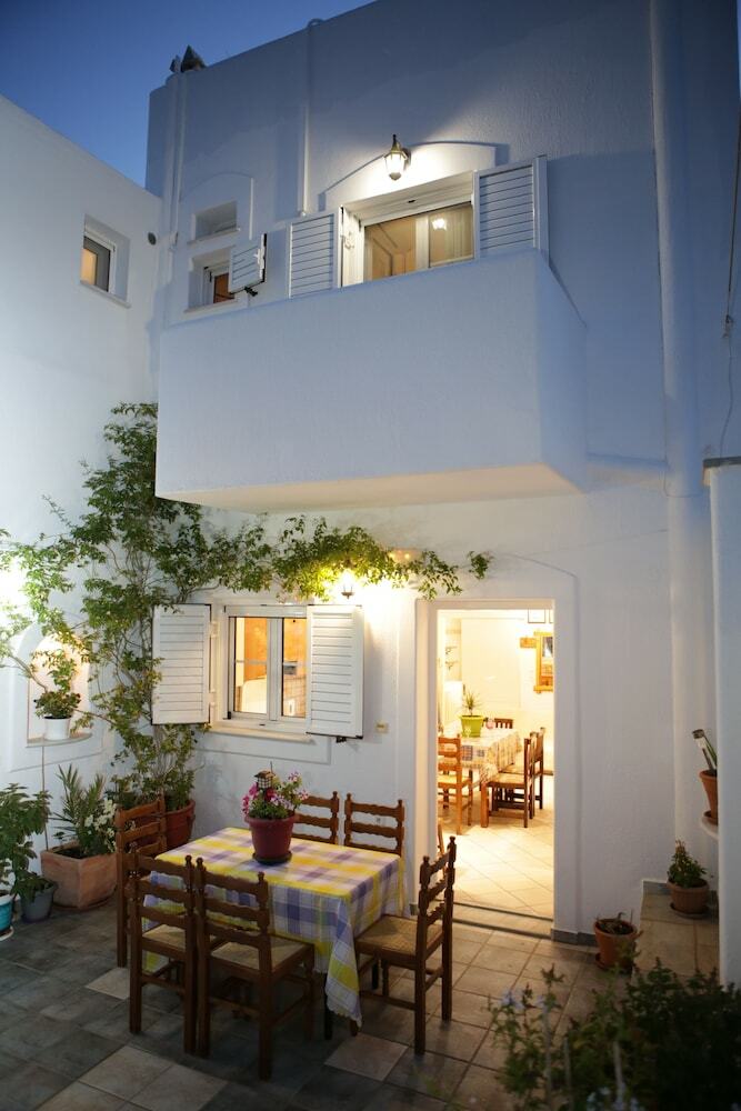 Kontaratos Studios & Apartments
