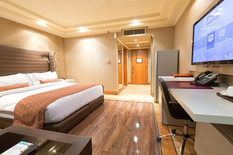 Victoria Crown Plaza Hotel