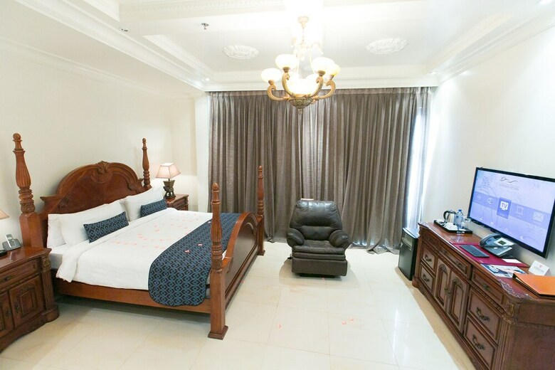Victoria Crown Plaza Hotel