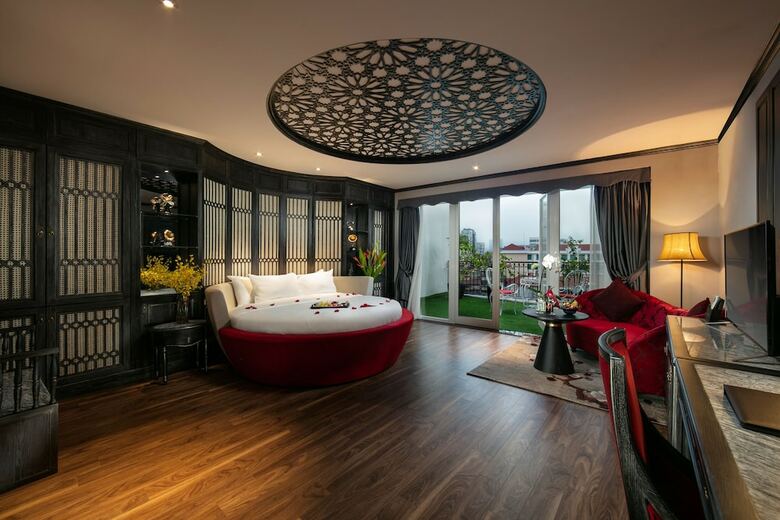 Shining Central Hotel & Spa