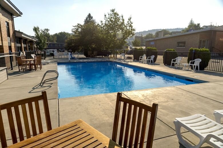 Cerulean Hotel, A Running Y Property