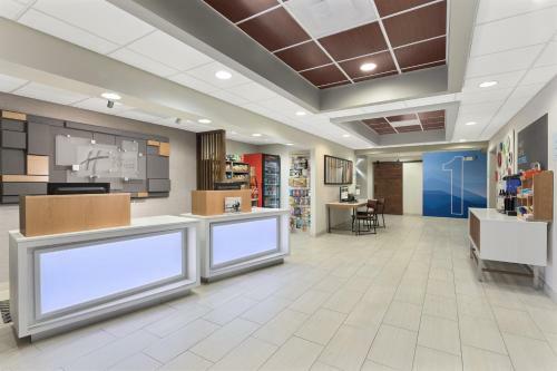 Holiday Inn Express Hotel & Suites Byron