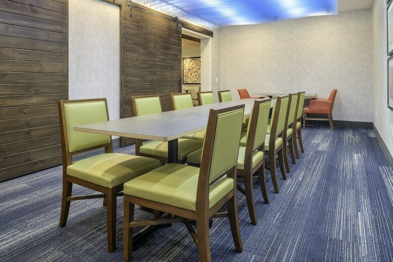 Holiday Inn Express Hotel & Suites Macon-west