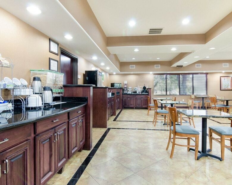 Hotel Comfort Suites Topeka Northwest