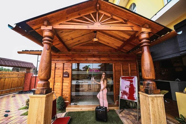Hotel Grand Vatika Resort
