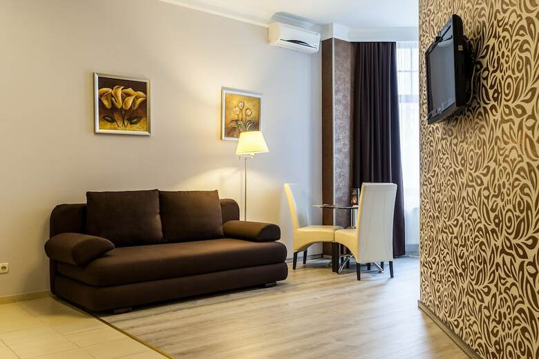 Corona Hotel & Apartments