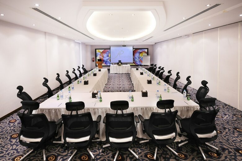 Hotel Al Hamra Palace By Warwick