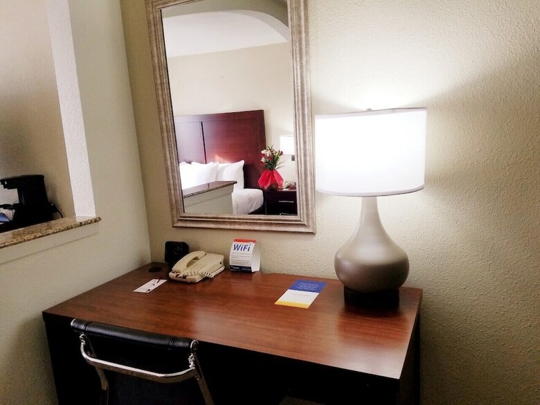 Hotel Comfort Suites Las Colinas Center