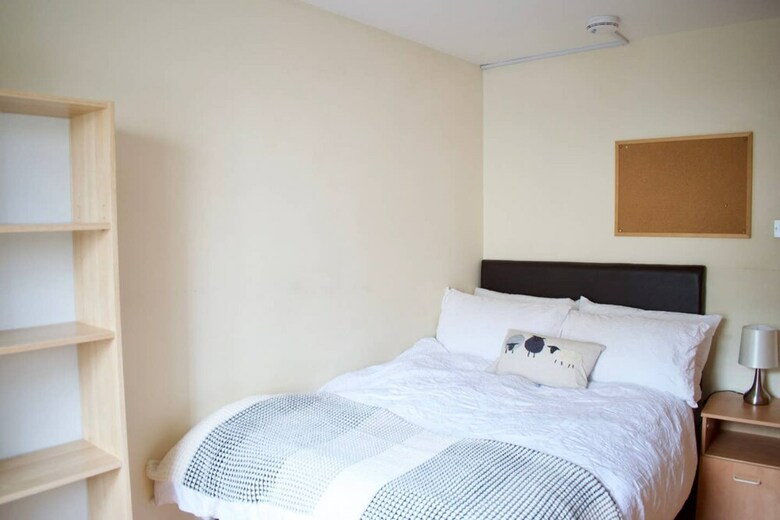 Spacious 3 Bedroom Apartment In Central Location