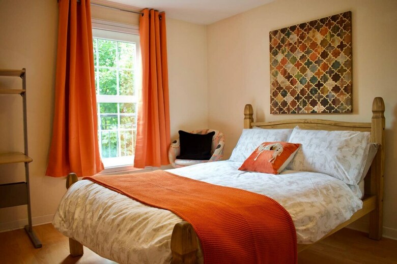 Spacious 3 Bedroom Apartment In Central Location