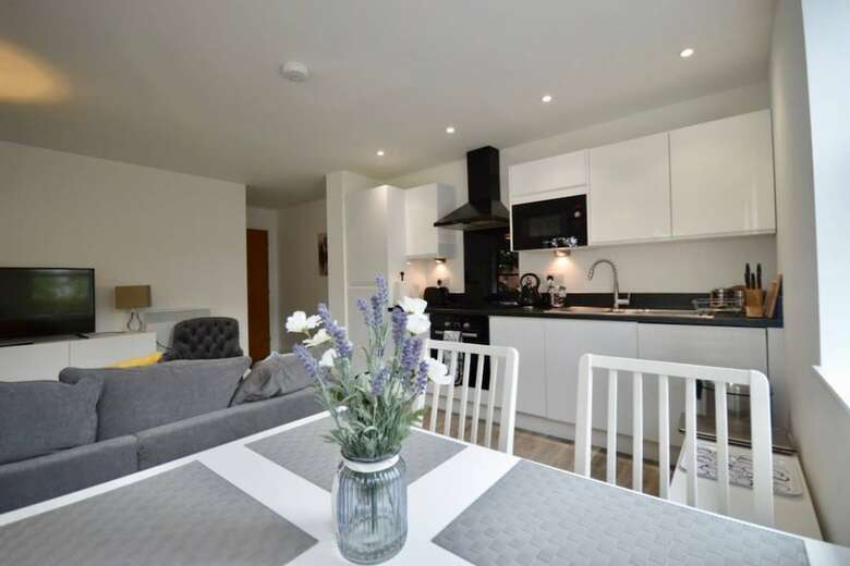 Stylish 2 Bedroom Apartment In Downtown Bristol