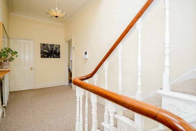 Spacious 4 Bedroom Home On Gloucester Road