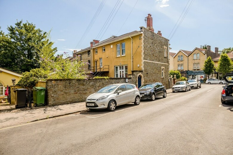 Spacious 4 Bedroom Home On Gloucester Road
