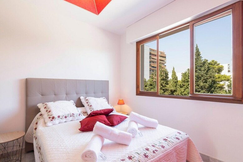 Quiet Apartment With Pool And Sea View