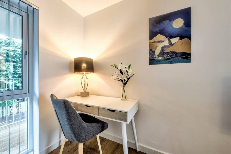 Stylish 2 Bed Apartment, With Easy Access To The City Centre