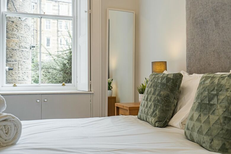 Chic 2 Br Apartment Near To Old Town