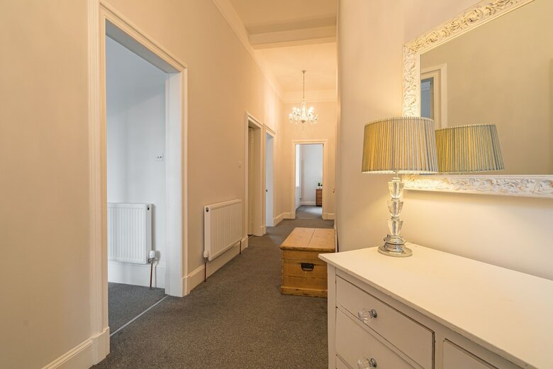 Chic 2 Br Apartment Near To Old Town