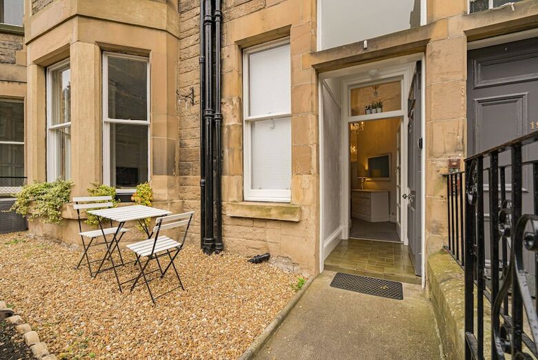 Chic 2 Br Apartment Near To Old Town