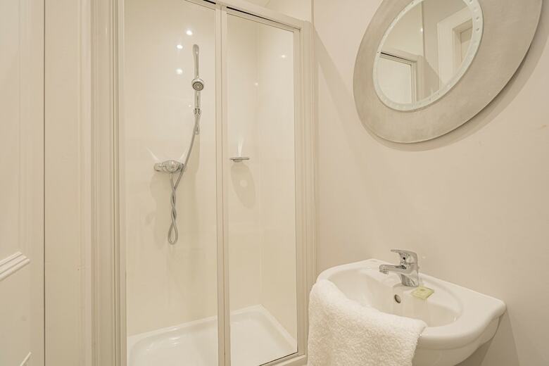 Chic 2 Br Apartment Near To Old Town