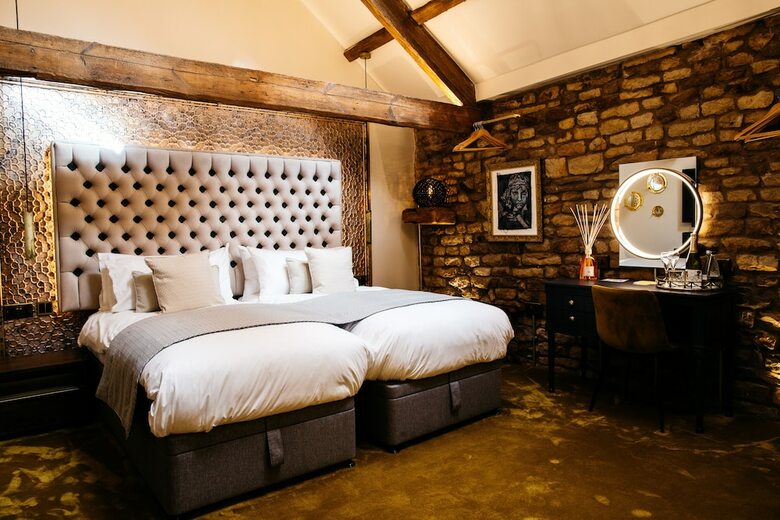 Hotel Quite Simply French
