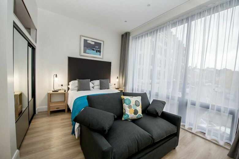 Apartamentos The James Suites